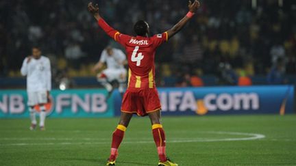 Le Ghanéen John Paintsil lève les bras après le but de Boateng contre les USA (PEDRO UGARTE / AFP)