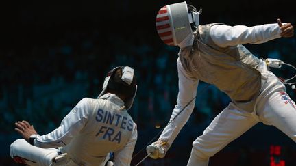 Le fleurettiste fran&ccedil;ais Victor Sintes, auteur d'un relais catastrophique contre son adversaire am&eacute;ricain&nbsp;Alexander Massialas lors de l'&eacute;preuve par &eacute;quipe, dimanche 5 ao&ucirc;t aux JO de Londres. (ALBERTO PIZZOLI / AFP)