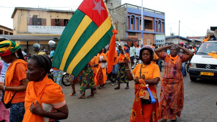 Des membres d'ONG et du parti d'opposition ANC manifestent contre l'autoritarisme du gouvernement à Lomé la capitale du Togo, le 8 octobre 2016. (Alphonse Logo / ANADOLU AGENCY)