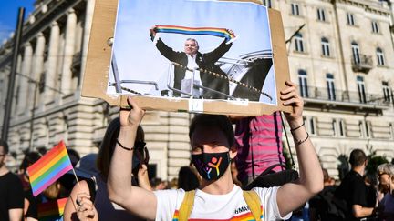 Une manifestation contre la loi anti-LGBT à Budapest le 14 juin 2021.&nbsp; (GERGELY BESENYEI / AFP)