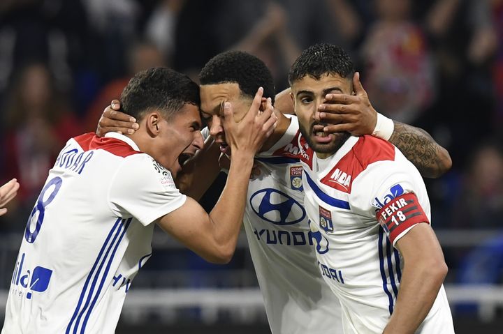 Les Lyonnais Depay, Aouar et Fekir   (PHILIPPE DESMAZES / AFP)