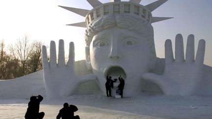 Le festival attire chaque ann&eacute;e des dizaines de milliers de visiteurs, bravant le froid pour admirer ces sculptures &eacute;ph&eacute;m&egrave;res. (REUTERS)