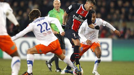 Le Parisien J&eacute;r&eacute;my M&eacute;nez &agrave; la lutte avec les Montpelli&eacute;rains Stambouli et Marveaux, le 19 f&eacute;vrier au Parc des Princes (Paris). (BENOIT TESSIER / REUTERS)