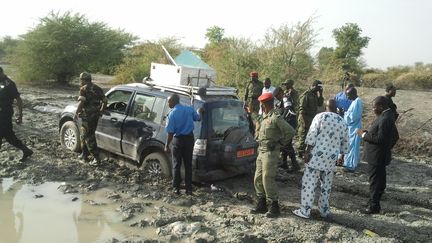 Des soldats et policiers camerounais le 19 f&eacute;vrier 2013 &agrave; Dabanga (Cameroun), pr&egrave;s du 4x4 &agrave; bord duquel se trouvait la famille de touristes fran&ccedil;ais enlev&eacute;e. ( AFP)