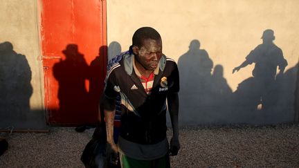 Un homme clandestin est menac&eacute; par la police libyenne &agrave; Tripoli (Libye), le 13 mars 2015. (GORAN TOMASEVIC / REUTERS)