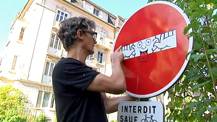 Le street artiste Clet Abraham s'attaque aux panneaux de signalisation et leur donne un sens ludique et poétique
 (France 3 / Culturebox)