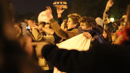 Des manifestants font face aux gendarmes mobiles au niveau de la rue de l'Universit&eacute;, esplanade des Invalides, le 23 avril 2013 &agrave; Paris. (LORRAINE KIHL / FRANCETV INFO)