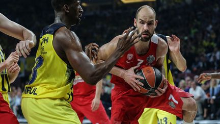 Ekpe Udoh, le joueur du Fenerbahçe, en défense devant Vassilis Spanoulis en finale de l'Euroligue (BERK OZKAN / ANADOLU AGENCY)