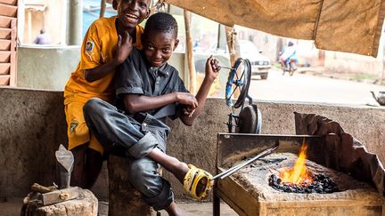 Bamako, la capitale du Mali, est une fourmilière grouillante de vie, de jeunesse, de créativité et d’activité. Mais aujourd’hui, à cause de l’instabilité de toute la zone nord du pays, touristes et acteurs économiques se font rares.
  (Toma Swan)