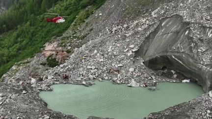 Dans les Alpes françaises, les glaciers reculent et les sols sont fragilisés. Plusieurs centaines d'installations seraient déjà menacées.&nbsp; (FRANCE 3)