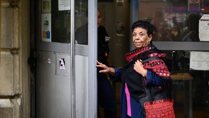 Mariam Abou Daqqa, 72 ans, arrive au commissariat de Noailles à Marseille le 16 octobre 2023. (CHRISTOPHE SIMON / AFP)