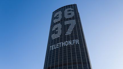 La tour Montparnasse à Paris affiche le numéro du téléthon, le 28 novembre 2017. (MAXPPP)