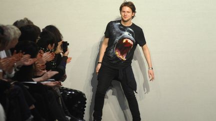 Christopher Kane salue lors de la présentation de son défilé automne-hiver 2009, à Londres 
 (ALPHAPRESS/MAXPPP)