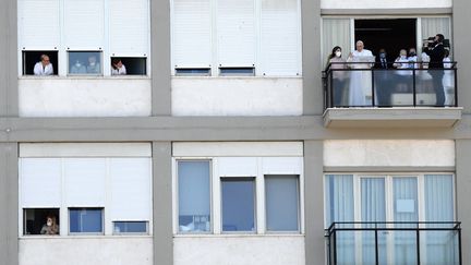 Le pape François récite l'Angelus depuis l'hôpital où il se remet d'une opération, le 11 juillet 2021 à Rome (Italie). (FILIPPO MONTEFORTE / AFP)