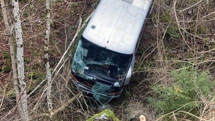 Dans un virage, le conducteur a continué tout droit et le car a fait une chute dans les bois, à Corps (Isère), le 4 mars 2023. (MAIRIE DE CORPS)