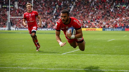 Matthis Lebel marque un essai en prolongation contre le Leinster en finale de Champions Cup au Tottenham Stadium de Londres, le 25 mai 2024. (FREDERIC SCHEIBER / HANS LUCAS)