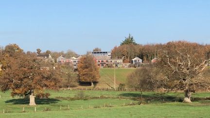 Les terres sont devenues rares dans ce village bientôt autonome sur le plan énergétique qui espère désormais atteindre l’indépendance alimentaire. (MATTHIEU MONDOLONI / FRANCEINFO)