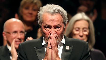 Réaction d'Alain Delon apprenant qu'on lui décerne la Palme d'or d'honneur au 72e festival de Cannes, le 19 mai 2019 (VALERY HACHE / AFP)