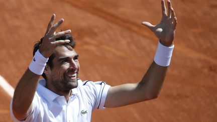 Le Fran&ccedil;ais J&eacute;r&eacute;my Chardy c&eacute;l&egrave;bre sa victoire face au Belge David Goffin, le 30 mai 2015, &agrave; Roland-Garros. (KENZO TRIBOUILLARD / AFP)