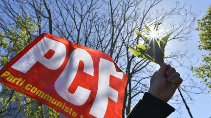 Un drapeau du PCF, le 1er mai 2016, à Nantes (Loire-Atlantique).&nbsp; (LOIC VENANCE / AFP)