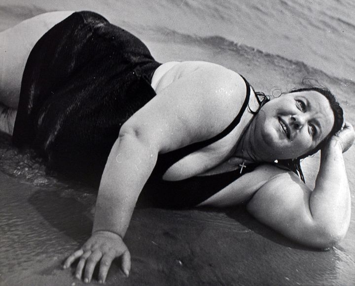 Lisette Model, "Baigneuse allongée", Coney Island, 1939-1941 (© Lisette Model - Courtesy galeries Baudoin Lebon, Paurs, et Keitelman, Bruxelles)