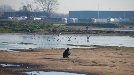 Une personne à&nbsp;Calais (Pas-de-Calais), le 14 janvier 2022. (NATHAN LAINE / HANS LUCAS / AFP)