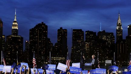 Bernie Sanders donne un meeting dans le Queens avec, dans son dos, la skyline de Manhattan, lundi 18 avril 2016.&nbsp; (LUCAS JACKSON / REUTERS)