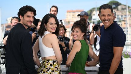 Louis Garrel, Noémie Merlant, Anouk Grinberg et Roschdy Zem au 75e festival de Cannes pour présenter "L'innocent" le 24 mai 2022 (PATRICIA DE MELO MOREIRA / AFP)