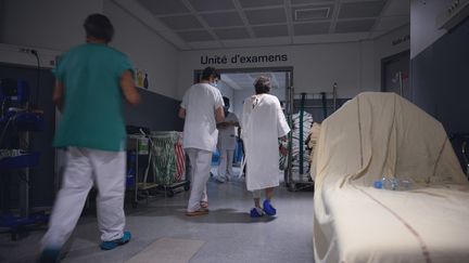 Des soignants à l'hôpital de Perpignan (Pyrénées-Orientales), le 4 juillet 2022. Photo d'illustration. (ARNAUD LE VU / HANS LUCAS / AFP)