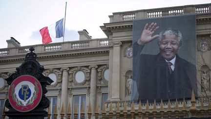 Un portrait g&eacute;ant de Nelson Mandela a &eacute;t&eacute; d&eacute;ploy&eacute; sur la fa&ccedil;ade du Quai d'Orsay (le minist&egrave;re des Affaires &eacute;trang&egrave;res), &agrave; Paris, le 6 d&eacute;cembre 2013. (JOEL SAGET / AFP)