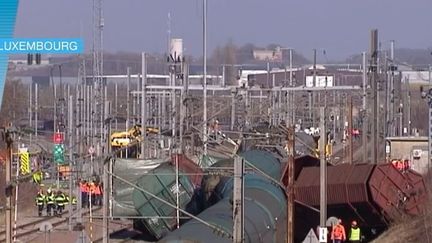 Une collision ferroviaire au Luxembourg, ce mardi 14 février. Le choc frontal a été très violent entre ces deux trains, l'un de marchandises et l'autre de passagers, mais qui était vide. L'accident qui a fait un mort et deux blessés a eu lieu à Dudelange sur la liaison Luxembourg-Thionville. (FRANCE 3)