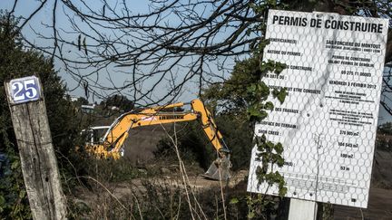 Le d&eacute;but de la construction du stade des Lumi&egrave;res, &agrave; D&eacute;cines-Charpieu (Rh&ocirc;ne), pr&egrave;s de Lyon, le 22 octobre 2012.&nbsp; (JEFF PACHOUD / AFP)