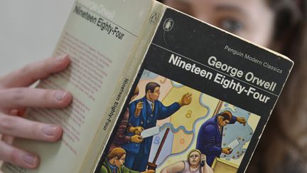 Le roman de George Orwell, "1984", publi&eacute; en 1949. (TOBY MELVILLE / REUTERS)