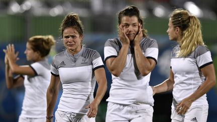 La déception de Camille Grassineau (gauche) et d'Emilie Guiglion est palpable, le 8 août 2016, après la défaite de la France face aux Etats-Unis. (PHILIPPE LOPEZ / AFP)