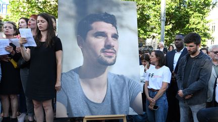 Le portrait de&nbsp;Frederic Leclerc-Imhoff, sur la place de la République à Paris, lors du rassemblement hommage de ce 10 juin 2022. A droite, le journaliste Maxime Brandstaetter, présent avec lui en Ukraine lors du bombardement.&nbsp; (BERTRAND GUAY / AFP)