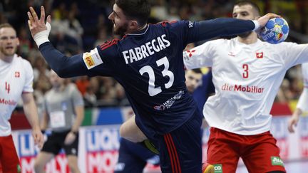 The pivot of the French team Ludovic Fabregas in the heart of the Swiss defense, during the Euro on January 14, 2024 in Berlin (Germany).  (ODD ANDERSEN / AFP)