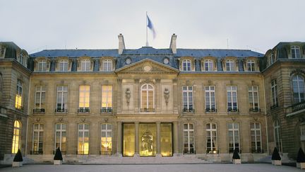 Louis Sarkozy jouait dans la cour de l'Elys&eacute;e avec un ami jeudi 8 mars 2012 quand des billes et une tomate ont &eacute;t&eacute; lanc&eacute;s sur une polici&egrave;re. (PHILIPPE BLANCHOT / HEMIS.FR / AFP)