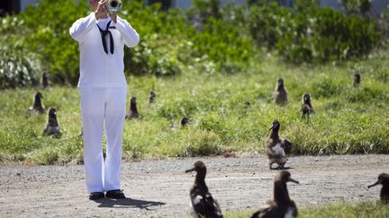 Un Marines am&eacute;ricain joue du clairon &agrave; l'issue d'une c&eacute;r&eacute;monie comm&eacute;morant le 70e anniversaire de la bataille de Midway sur l'atoll du m&ecirc;me nom, le 4 juin 2012. (MARCO GARCIA / REUTERS)