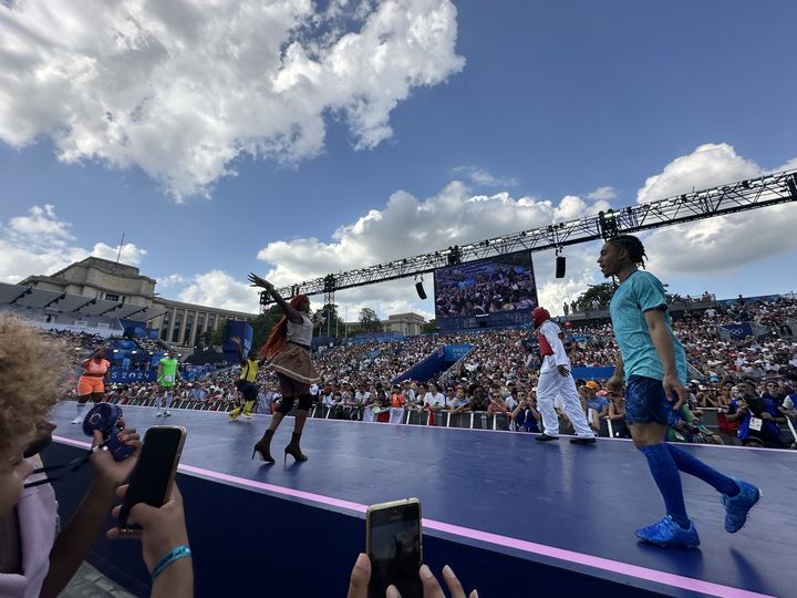 Les danseurs de voguing de la House of Gucci et la House of Revlon au Parc des champions, au Trocadéro, pour le premier "ball" de l'histoire des Jeux olympiques, jeudi 1er août. (GAITE LYRIQUE)