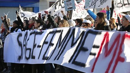 Des sages-femmes manifestent dans les rues de Paris, lundi 16 d&eacute;cembre 2013.&nbsp; (CHARLES PLATIAU / REUTERS )