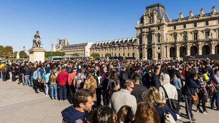 Une file d'attente devant l'entrée du musée du Louvre, à Paris, le 28 septembre 2017. (HUGHES HERV? / HEMIS.FR)