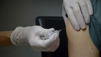 Une personne se fait vacciner contre la grippe, à Lille (Nord), le 1er novembre 2020. (JEANNE FOURNEAU / HANS LUCAS / AFP)