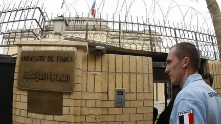 Un gendarme fran&ccedil;ais garde l'entr&eacute;e de l'ambassade de France &agrave; Bagdad (Irak), le 25 f&eacute;vrier 2010. ( ERIC GAILLARD / REUTERS)