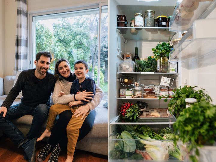 Mickaël, Elisabeth et leur fils, chez eux, au Perreux-sur-Marne (Val-de-Marne), le 4 février 2023. A droite, le contenu de leur frigo le même jour. (PAULINE GAUER / FRANCEINFO)