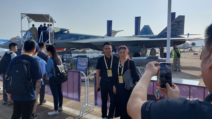 La Russie présente son nouvel avion furtif au salon aéronautique de Zhuhai, en Chine, devant un public chinois conquis. (SEBASTIEN BERRIOT / FRANCEINFO / RADIO FRANCE)