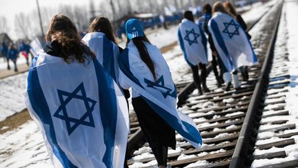 De jeunes juifs portant le drapeau isra&eacute;lien participent &agrave; la traditionnelle "Marche des vivants" dans le camp de Birkenau (Pologne), le 8 avril 2013. (AGENCJA GAZETA / REUTERS)