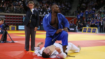 Le judoka Teddy Riner (en bleu), lors de sa victoire face à Matthieu Thorel aux championnats de France, le 8 novembre 2015, à Rouen (Seine-Maritime). (CHARLY TRIBALLEAU / AFP)