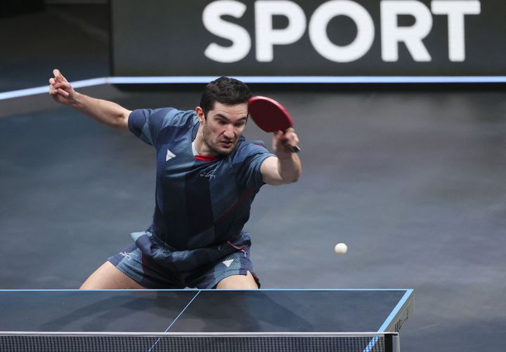 Le pongiste Emmanuel Lebesson lors d'un match de la Coupe du monde de tennis de table face à l'Allemagne, à Doha (Qatar), le 4 mars 2021. (KARIM JAAFAR / AFP)