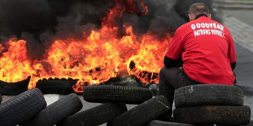 Pneus en flamme à l'entrée de l'usine Goodyear à Amiens le 3 juin 2013. Il règne en France «une haine généralisée vis-à-vis des affaires, du capitalisme, du succès, du travail acharné», estime le journaliste britannique Allister Heath. (Reuters - Benoît Tessier)