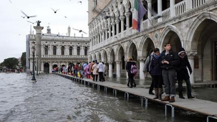 &nbsp; (A Venise, lors des "Aqua alta", en janvier dernier © REUTERS/Manuel Silvestri)